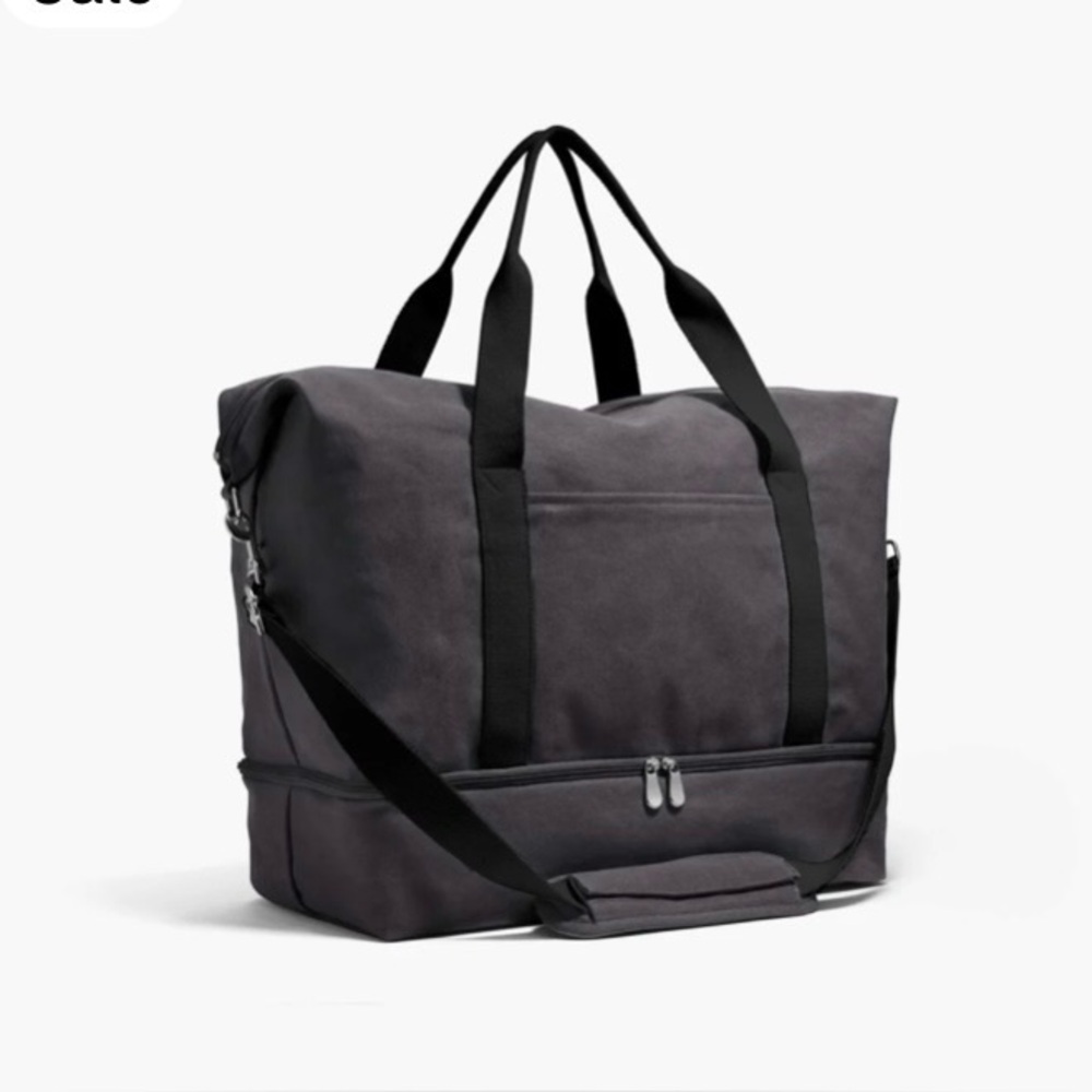 Lo and Sons Deluxe  Small Weekender bag. Ash gray with black trim.